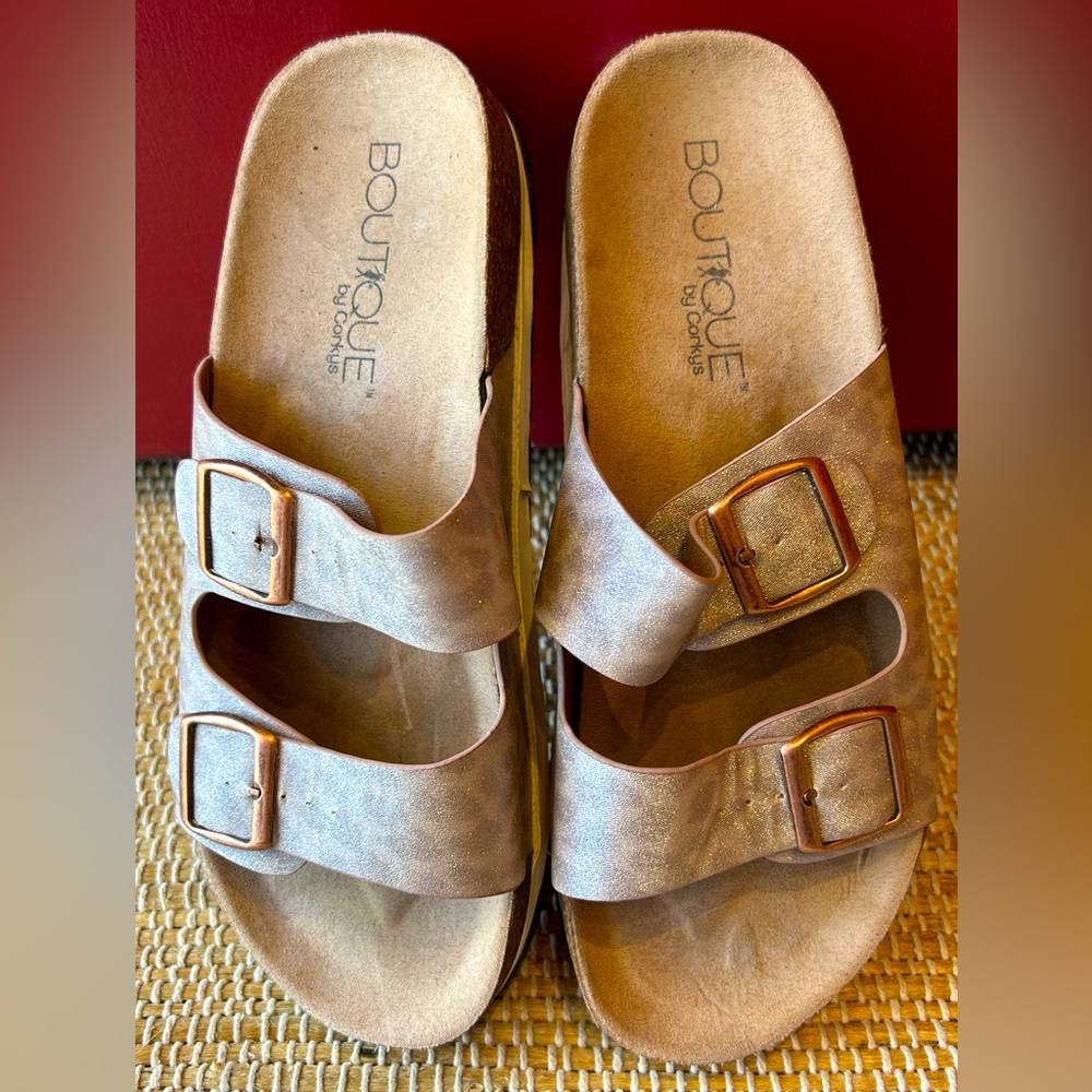NWOT CORKYS BOUTIQUE s10 ‘Beach Babe’ footbed sandals-very subtle sparkle